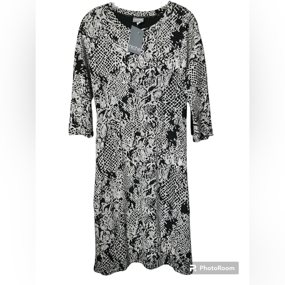 Niche knit dress with pockets black and white